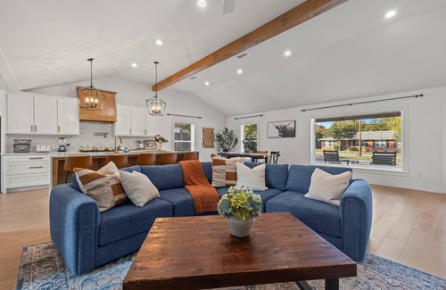 Old Lake Highlands House | White Rock Modern Oasis 3BR/2BA l Fenced Yard