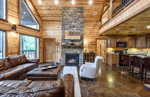 Hochatown Cabin | White Rock Retreat: Sleeps 7 + Loft Game Room