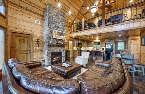 Hochatown Cabin | White Rock Retreat: Sleeps 7 + Loft Game Room