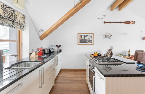 Brixham Cottage | White Star - a house that sleeps 3 guests in 2 bedrooms