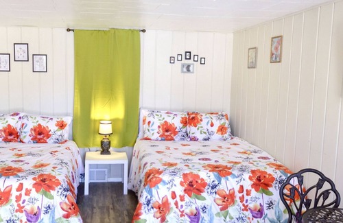 Whitehall Hotel | Whitehall Cottages Boutique Motel - 2 Full Beds