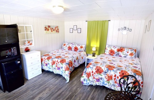 Whitehall Hotel | Whitehall Cottages Boutique Motel - 2 Full Beds