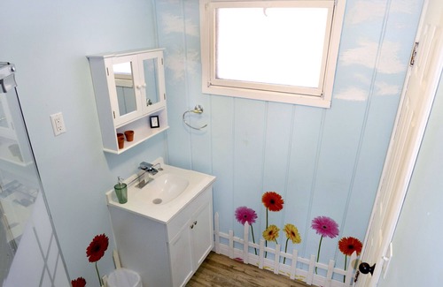 Whitehall Hotel | Whitehall Cottages Boutique Motel - 2 Full Beds