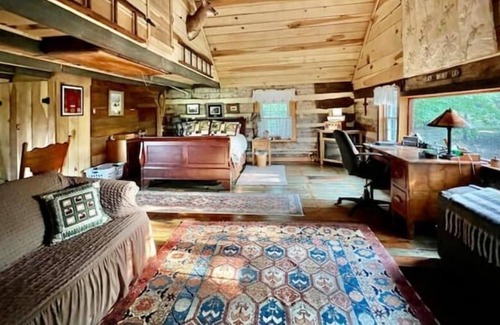 Burlington Cabin | Whitetail Inn - Rustic Seclusion