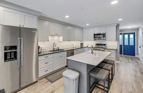Whitmore Lake House | Whitmore Bay: Sunny Days & Cool Breezes – Your Waterfront Paradise!