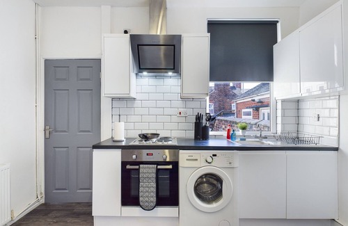 Etruria House | Whitmore House By RMR Accommodations - Newly Refurbed - Modern -Parking -Central
