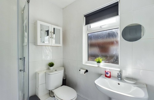 Etruria House | Whitmore House By RMR Accommodations - Newly Refurbed - Modern -Parking -Central