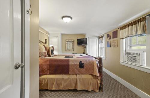 Jackson Hotel | Whitneys Inn at Black Mountain