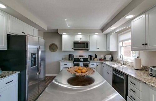 Clarksville House | Whole Home 1335 Whitt Ln