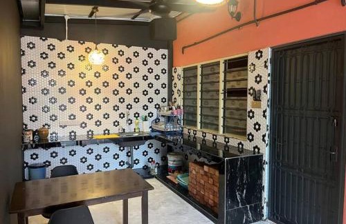 Ipoh House | Wi-Fi 100MB Free Ipoh Happy Big House SemiD TH24 16 pax