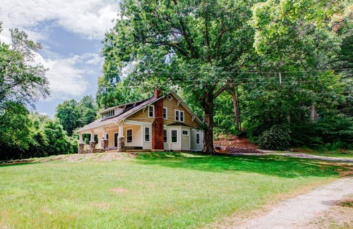 Fairview Other | Wicked Chicken Farmhouse: Historic house w/modern amenities, close to Asheville!