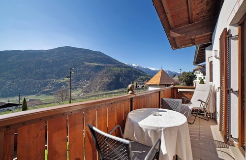 Lagundo Apartment | Wiedmairhof Apartment 'Morgenduft' with South-facing balcony, Shared Terrace and Garden and Wi-Fi
