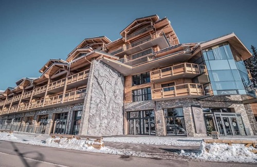 La Rosiere Apartment | Wifi, 100m from ski slopes, 3rd floor, view valley, swimming pool, sauna, hammam, balcony, tv