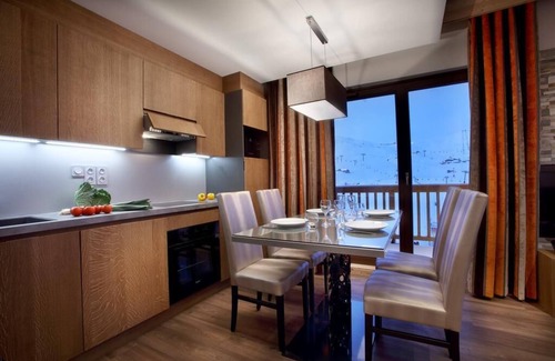 Eclose-Est Apartment | Wifi, 150m from ski slopes, fitness, swimming pool, sauna, hammam, balcony, tv, 63m², Alpe d'Huez