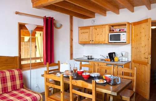 Saint-Sorlin-d'Arves Apartment | Wifi, 200m from ski slopes, fitness, swimming pool, terrace, balcony, parking, 30-35m²
