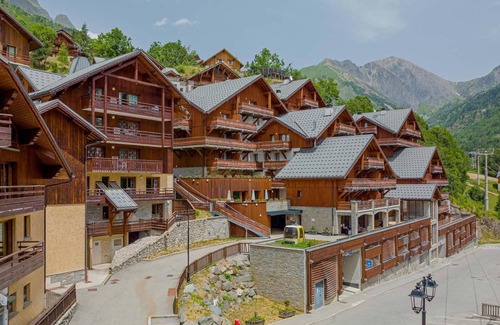 Vaujany Apartment | Wifi, 50m from ski lifts, fitness, swimming pool, sauna, hammam, balcony, parking, tv, 50-65m²