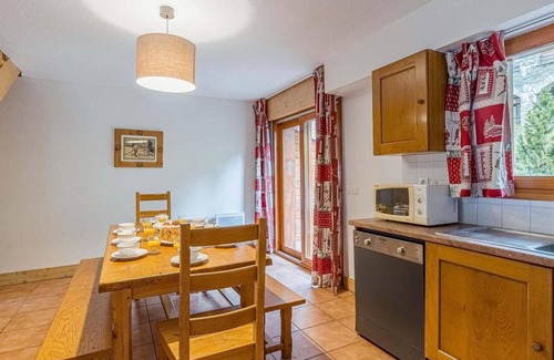 Vaujany Apartment | Wifi, 50m from ski lifts, fitness, swimming pool, sauna, hammam, balcony, parking, tv, 70m², Vaujany