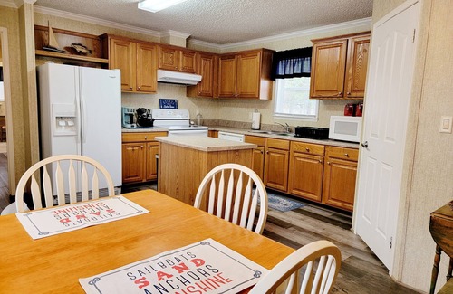 Henrico House | WiFi, Dog Friendly & Linens Provided ~ Lake Gaston