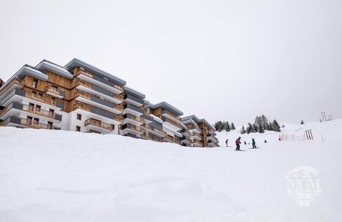 Plagne Centre Apartment | Wifi, ski-in/ski-out & foot of the slopes, view resort, swimming pool, balcony, parking, tv, 57m²