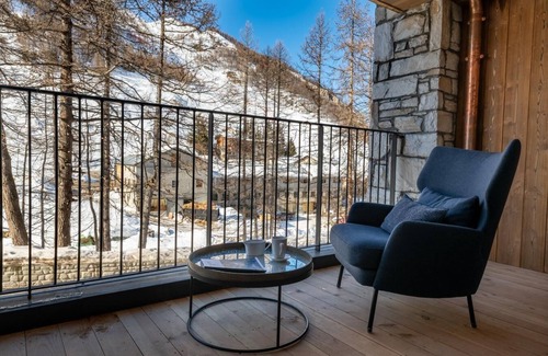 Val-d'Isere Apartment | Wifi, ski-in/ski-out & foot of the slopes, 1st floor, balcony, fireplace or stove, tv, 179m²