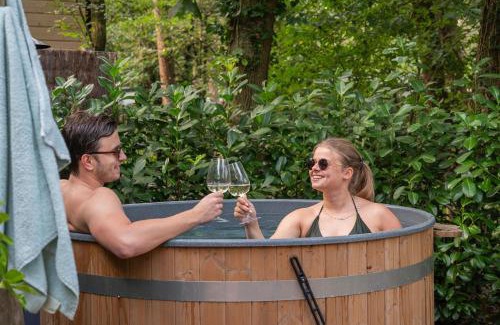 Bosgebied Hoenderloo Ski Chalet | Wild Flower Wellness met privé Sauna en Hot Tub in prachtige tuin met overkapping