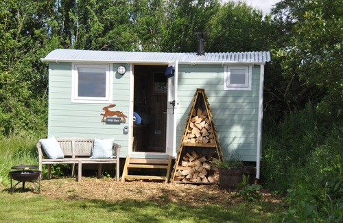 Blandford Forum Cottage | WILD HARE, romantic, character holiday cottage in Fontmell Magna