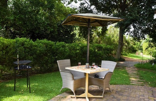 Muldersdrift House | Wild Olive Cottage for 2 people in wonderful garden!