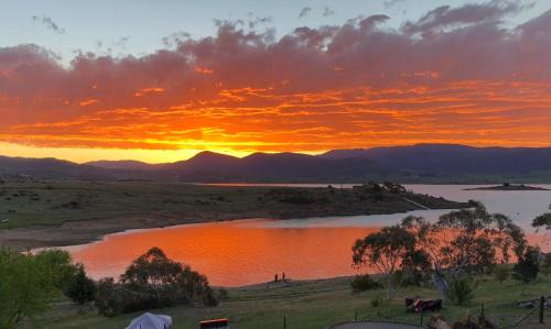 East Jindabyne House | Wild Pines Waterfront Guesthouse BBQ Pet Friendly