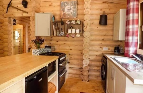 Pontesbury Cottage | WILDERNESS LODGE, family friendly, with hot tub in Stiperstones