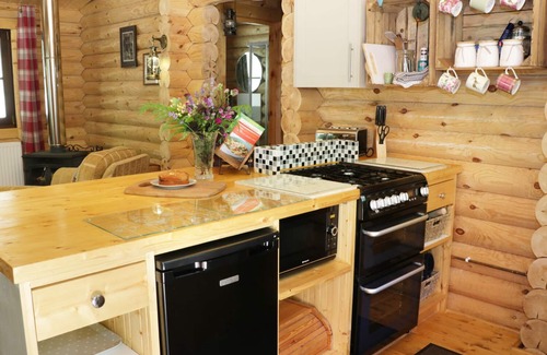Pontesbury Cottage | WILDERNESS LODGE, family friendly, with hot tub in Stiperstones