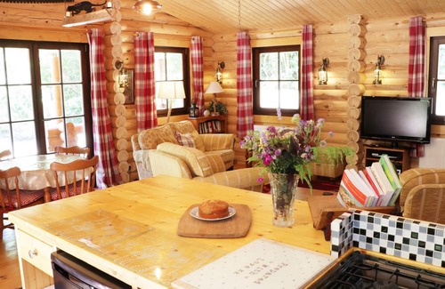 Pontesbury Cottage | WILDERNESS LODGE, family friendly, with hot tub in Stiperstones