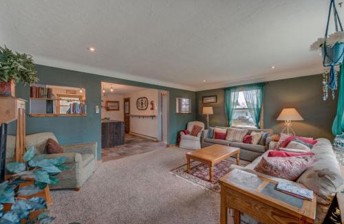 Pepin House | Wildflower Cottage - Cute Home with Yard & Bonfire