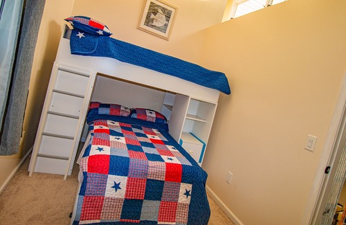 East Stroudsburg Ski Chalet | Wildhaven - Movie Room, Pool & Lakes, Near Camelback