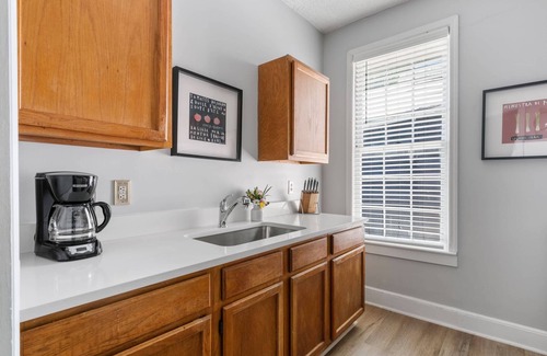 Cannonborough Elliotborough Apartment | Wilhelmenia King 2BR Near Bars and Dining