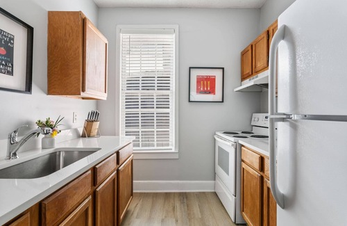 Cannonborough Elliotborough Apartment | Wilhelmenia King 2BR Near Bars and Dining
