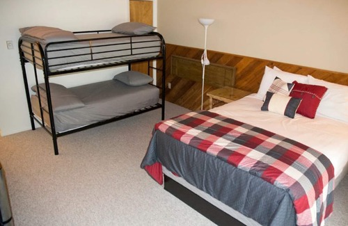 Salmon Cabin | Williams Lake Rustic Mountain Lodge & Hotel- sleeps 35