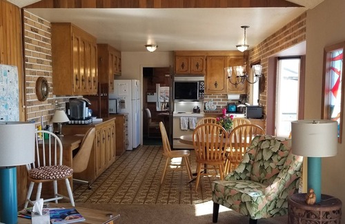 Discovery Bay House | Willow Lake Waterfront 3 Bedroom house with AC & WiFi in gorgeous Discovery Bay