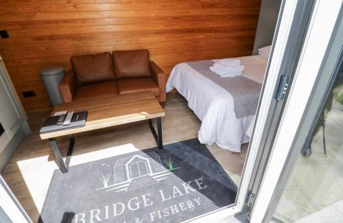 Middleton Cheney House | Willow Lodge At Bridge Lake Farm & Fishery