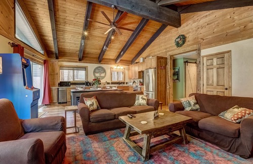 Tahoe Paradise House | Willow's Hideaway - Pet friendly cozy cabin!