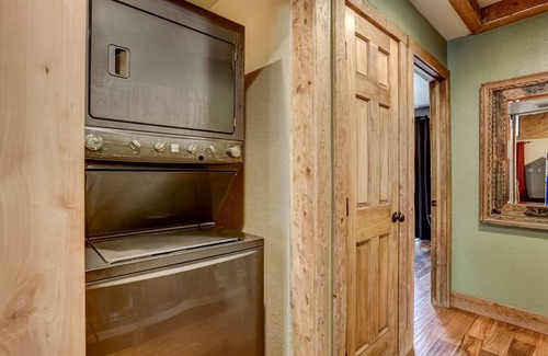Tahoe Paradise House | Willow's Hideaway - Pet friendly cozy cabin!