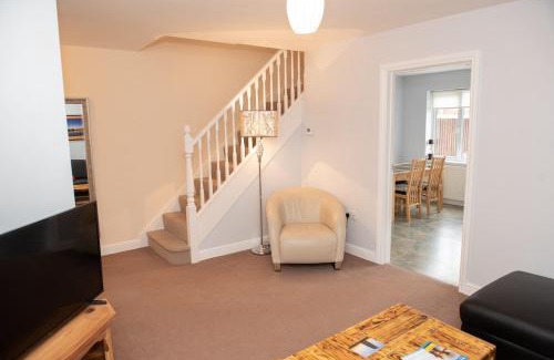 Glastonbury House | Willow Terrace, perfect Town House with Parking