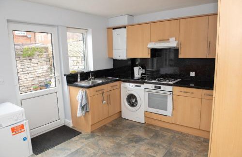 Glastonbury House | Willow Terrace, perfect Town House with Parking