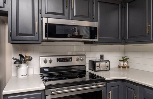 Witmer House | Willowdale Cottage * Hot Tub * Close to Attractions