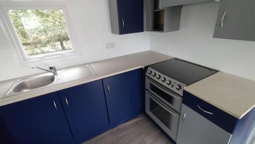 Crowle House | Willows 105 Caravan - 7 Lakes
