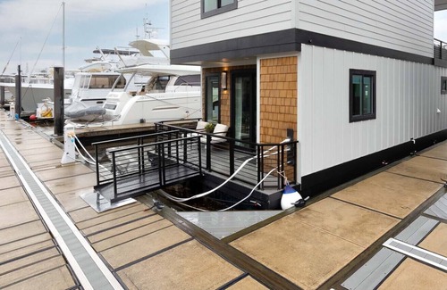 River District Boat Rental | Wilmington downtown stationary houseboat. Relax literally OVER the water 🐬