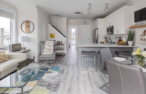 River District Boat Rental | Wilmington downtown stationary houseboat. Relax literally OVER the water 🐬