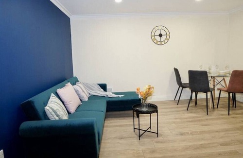 Yeading Apartment | Wilstone 1 Bed flat · Stunning Apt | Free Parking | Private Garden