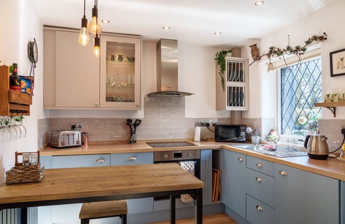 Windermere Cottage | Windermere Cottage - Close to shops, restaurants and transport links.