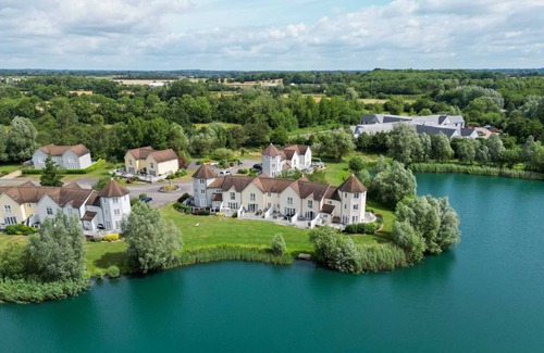 South Cerney House | Windrush Lake 88, Waterside