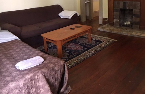 Downtown House | Windsong Manor - Walk to Downtown and the UK!